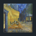 Imã Cafe Terrace à Noite | Vincent van Gogh<br><div class="desc">Cafe Terrace na Night (1888), de Vincent van Gogh, é uma representação luminosa e icônica de um confortável café ao ar livre em Arles, França, sob um céu estrelado à noite. O brilho amarelo vibrante do café contrasta lindamente com o azul profundo da noite, criando um ambiente quente e convidativo....</div>