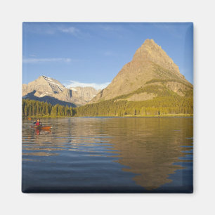 Imã Caiaque no Lago Swiftcurrent ao nascer do sol no
