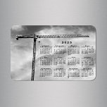 Ímã Calendário da legal Crane de Construção 2025<br><div class="desc">Mantenha todas as datas do ano à mão com um calendário preto 2025 sobre um céu nublado em uma fotografia a preto e branco de uma grua de construção. Faz uma estocagem legal! O guindaste parece um T lopsided, seu estreito braço preto esticando-se à direita. Turbulentas nuvens espertas enchem o...</div>