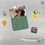 Ímã Calendário de Fotos da Família Verde Minimalista S<br><div class="desc">2025 Nome Personalizável da Família e Calendário Magnético de Fotografias com a sua fotografia e nome personalizados. 🌟 Concebido apenas para 2025, e perfeito para pequenos presentes, guardanapos, ou no lugar de cartões de natal! Esta versão é Verde Sage, mas a cor é ajustável. Entre em contato conosco em cedarandstring@gmail.com...</div>