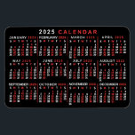 Ímã Calendário Mensal de 2025 Ano - Branco preto cláss<br><div class="desc">Este ímã flexível do calendário mensal de 2025 anos mostra os dias da semana para cada mês em vermelho clássico, com aparência profissional e branco a preto. Este é um calendário anual simples, minimalista e ousado para ajudá-lo a conquistar o novo ano. Saiba sempre qual é a data e verifique...</div>