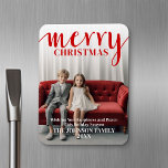 Ímã Caligrafia com Feliz vermelha - tipo branco vertic<br><div class="desc">Foto de cobertura de cheio com cobertura vermelha - Use uma foto vertical para fazer uma saudação exclusiva e moderna de Natal feliz. Este design tem um abstrato com elementos pintados e uma fonte manuscrita. Se precisar mover alguma coisa,  clique no botão personalizar para fazer alterações.</div>
