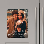 Ímã Caligrafia Romântica Branca Foto Feliz de Natal<br><div class="desc">Magneta romântica e elegante da cozinha de fotos de feriado. Para personalização mais avançada deste design,  clique no link Personalizar Mais para alterar a fonte,  o tamanho,  a cor,  etc.</div>