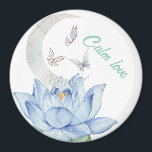 Imã "Calma Amor" Lotus & Butterfly Wedding Magnet<br><div class="desc">Este ímã de casamento redondo apresenta uma serena design de aquarela com uma flor de lótus azul macio, borboletas delicadas e a inscrição romântica "Amor calmo". Perfeito como um favor de casamento ou um presente guardado, este ímã adiciona um toque pacífico e elegante à sua celebração. Um belo guardião para...</div>