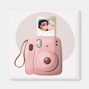 Imã Câmera Retro Rosa com Foto de Amigos Se Abraçando
