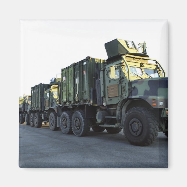 Imã Caminhões blindados sentam-se no cais em Morehead  (Frente)