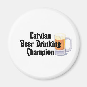 Imã Campeão letão do bebendo da cerveja