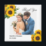 Imã Campo Foto de Girassol Foto de Casamento Favor Pre<br><div class="desc">Country Sunflower Photo Wedding Favor Gift magnet apresenta fundo rústico, clipe de girassol, texto e modelo de foto de casal de casamento. Um presente perfeito para o casamento de girassol para seus convidados. Clique no botão personalizar para personalizá-lo com seu texto ou foto.Visite gentilmente minha loja " loveyouart" para outros...</div>