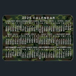 Ímã Camuflagem de Calendário Mensal 2025 Camuflagem Ve<br><div class="desc">Este ímã flexível do calendário mensal de 2025 anos mostra os dias da semana para cada mês em branco. Por trás dos números, o design tem um padrão de camuflagem em tons de verde e marrom. Este é um calendário anual simples para ajudá-lo a conquistar o ano novo. Sempre saiba...</div>