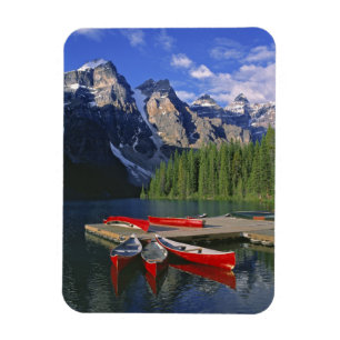 Ímã Canadá, Alberta, Lago Moraine. Canoas vermelhas a
