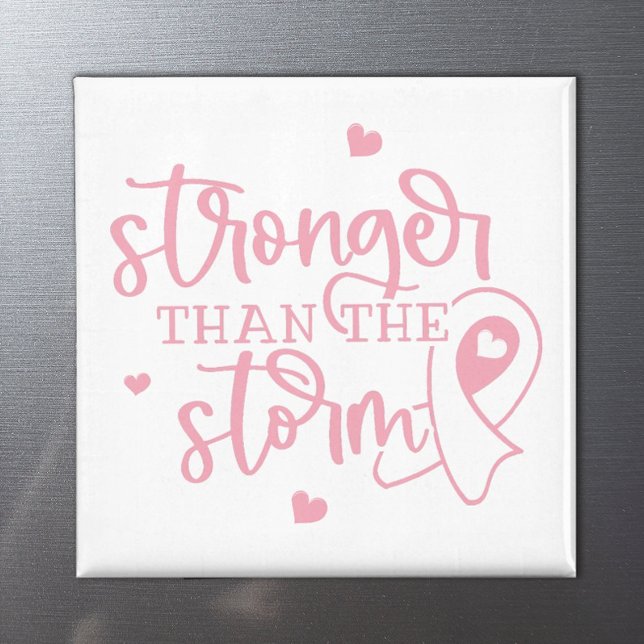Imã Cancer da mama mais forte que a tempestade (A pink ribbon magnet for breast cancer survivors and warriors that says "Stronger than the storm".)