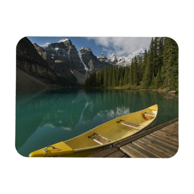 Ímã Canoe estacionado em um cais ao longo do Lago Mora (Horizontal)