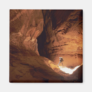 Imã Canyoneer iluminado nas profundezas de um desfilad