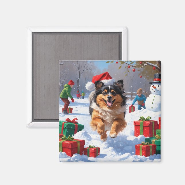 Imã Cão Keeshond Correndo na Neve com Chapéu de Natal (Front/Back)