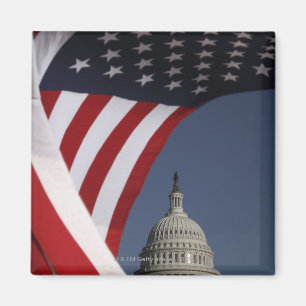 Imã Capitólio dos E.U. com bandeira americana