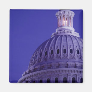 Imã Capitólio dos EUA ao anoitecer com luz em cúpula l