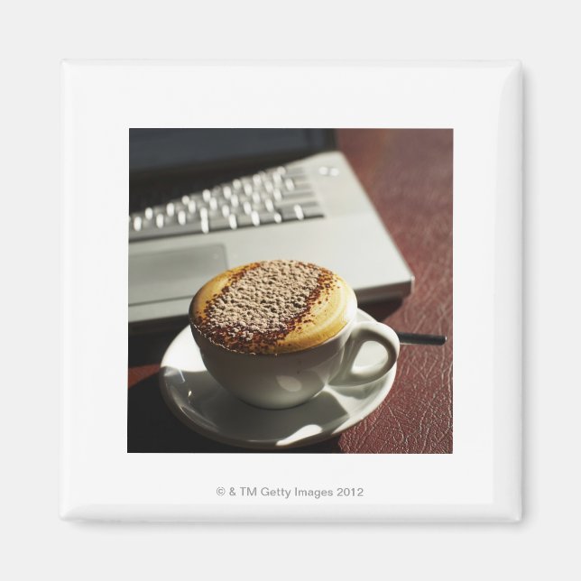 Imã Cappuccino em frente ao laptop (Frente)