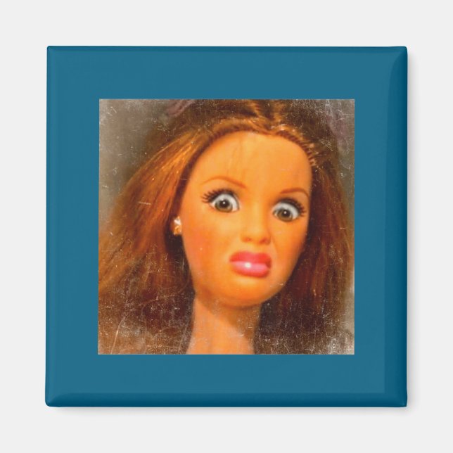 Imã Cara de Boneca Repulsiva Engraçada Meme (Frente)