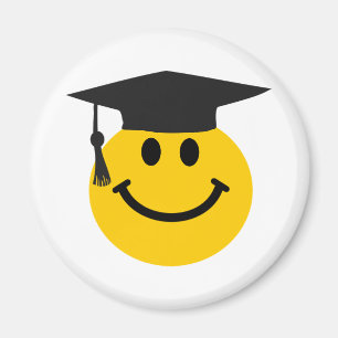 Imã Cara graduada com chapéu da graduação