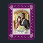 Ímã cardeal red Rosace<br><div class="desc">Desenho de uma janela de vidro manchado semelhante à de uma antiga catedral europeia: a base desse padrão é uma janela rosa, com toques de várias cores, inclusive tons de rosa, sobre um fundo vermelho cardeal. Inclusões de rochas brancas (desenhadas). Este design também está disponível em azul marinho em minhas...</div>