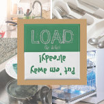 Imã Carregar FUNNY! Magneta da máquina de lavar louça<br><div class="desc">Uma mensagem engraçada para colocar sua máquina de lavar louça para que você saiba se os pratos estão sujos ou limpos. Verde ecológico com tipografia divertida. Um presente de excelente para o procrastinador na sua vida!</div>