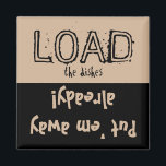 Imã Carregar FUNNY! Magneta da máquina de lavar louça<br><div class="desc">Uma mensagem engraçada para colocar sua máquina de lavar louça para que você saiba se os pratos estão sujos ou limpos. As cores preto e branco da moda com tipografia divertida. Um presente de excelente para o procrastinador na sua vida!</div>