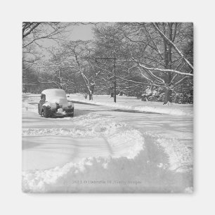 Imã Carro tampado neve na rua B&W