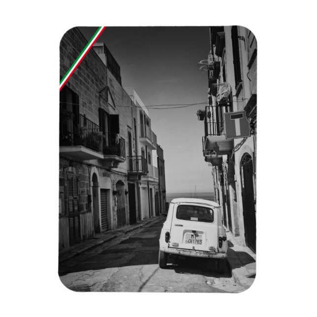Ímã Carro velho numa rua em Itália com mar (Vertical)