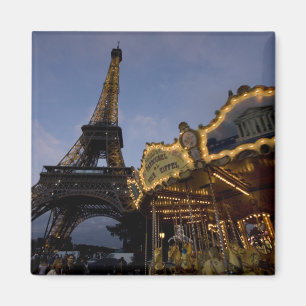 Imã Carrossel pela Torre Eiffel à noite,