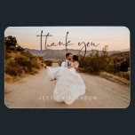 Ímã Cartaz de Fotografia de Mão Obrigado<br><div class="desc">Todos adorarão receber esta bela obrigado de casamento,  seu imã com uma imagem impressionante do seu dia de casamento! Personalize facilmente este ímã com a sua foto favorita de casamento! Fotografia por: Kept Record Fotografia www.keptrecord.com</div>