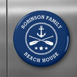Imã Casa de Praia e Nome da Família Ancorar Oars Marin<br><div class="desc">Íman de na moda round gelador com sua casa de praia personalizada,  casa de lago,  nome de família ou outro texto com âncora náutica personalizada,  remos cruzados e estrelas em azul marinho em branco ou escolha cores de fundo para corresponder à sua decoração.</div>