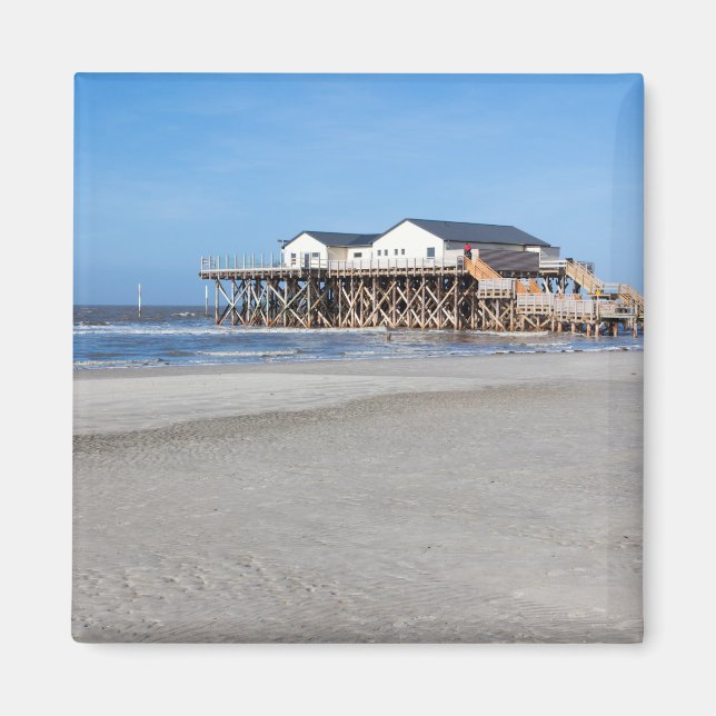 Imã Casa sobre pernas na praia da Rua. Peter Ording (Frente)