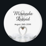 Imã Casal Swan nomes monogramas casamento<br><div class="desc">Dois belos cisnes apaixonados em um lago dobrando suas cabeças e formando um coração. Fundo branco elegante. Modelo para seus nomes e data. Letras negras. Um casal cisne fica juntos para a vida,  então eles são o símbolo perfeito do amor.</div>