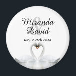 Imã Casal Swan nomes monogramas casamento<br><div class="desc">Dois belos cisnes apaixonados em um lago dobrando suas cabeças e formando um coração. Fundo branco elegante. Modelo para seus nomes e data. Letras negras. Um casal cisne fica juntos para a vida,  então eles são o símbolo perfeito do amor.</div>