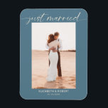 Ímã Casamento Azul de Foto do Script Moderno do recem<br><div class="desc">Cartão magnético simples e elegante azul de anúncio de casamento "Recem casados". Edite isto para adicionar a sua própria fotografia.</div>