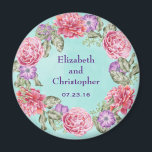 Imã Casamento Bonito de Floral Watercolor Wreath<br><div class="desc">Uma bonito manutenção de casamento / comemorativa ou imã salve a data. Uma bela ilustração botânica temida com uma coroa circular de flores bonito aquáticas, cor-de-rosa e roxo, com folhas verdes no meio. O design floral é feito de peônias cor-de-rosa e anêmonas roxas. O fundo é uma textura macia de...</div>