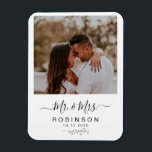 Ímã Casamento Botânico de Foto Russo Moderno<br><div class="desc">A design minimalista rustica apresenta a escrita moderna,  a folha floral botânica com fotografia e a cor terracota no verso da carta.  Personalize facilmente as suas informações de escolha.  O anúncio ideal será feito com qualquer tema moderno de casamento</div>