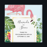 Imã Casamento com Folamingo e Folhas Tropicais, cor-de<br><div class="desc">Um obrigado de casamento que você imita com um flamingo rosa fofo e caprichoso. Cercados por folhas tropicais verdes e flores de hibisco vermelhas e amarelas. Um quadro de gradiente dourado em forma de retângulo no centro.</div>