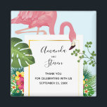Imã Casamento com Folamingo e Folhas Tropicais, cor-de<br><div class="desc">Um obrigado de casamento que você imita com um flamingo rosa fofo e caprichoso. Cercados por folhas tropicais verdes e flores de hibisco vermelhas e amarelas. Um quadro de gradiente dourado em forma de retângulo no centro.</div>