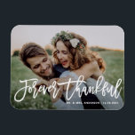 Ímã Casamento com Fotografia da Caligrafia Moderna e A<br><div class="desc">Celebre seu amor e mostre gratidão com nosso obrigado de casamento de fotos personalizável, seu imã! Essa única manutenção é perfeita para lembrar seus entes queridos de seu dia especial enquanto expressava seus obrigados sentidos de uma forma memorável. Apresenta "Forever Graças" na caligrafia moderna. Você pode personalizar este elegante cartões...</div>