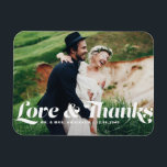 Ímã Casamento com Fotos Retro Script de Amor e Obrigad<br><div class="desc">Celebre seu amor e mostre gratidão com nosso obrigado de casamento de fotos personalizável, seu imã! Essa única manutenção é perfeita para lembrar seus entes queridos de seu dia especial enquanto expressava seus obrigados sentidos de uma forma memorável. Ele apresenta a frase "Amor e Obrigados" em um encantador roteiro retrorreflector....</div>