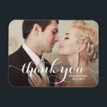 Ímã Casamento com Script de Caligrafia Branca Obrigado<br><div class="desc">Obrigado moderno e caprichoso,  seu ímã com caligrafia moderna. Este cartão postal será perfeito para casamentos,  chás de panela e outros eventos.</div>