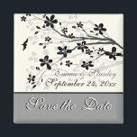 Imã Casamento da cinza negra da Magnolia Salve a Data<br><div class="desc">A cinza preta da Magnolia é uma Imã salve a data personalizada,  com um belo galho magnólia com flores e botões pretos. Ivory,  preto,  cinza.</div>