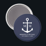 Imã Casamento de Âncora Azul Marinho Náutico<br><div class="desc">Adicione um toque de na moda ao seu casamento náutico com este clássico favor de casamento da âncora azul marinho. Projetado com uma ilustração de âncora branca, ele apresenta noiva personalizada e monograma de noivo, nome e data de casamento em uma fonte branca de serifa em um fundo azul marinho....</div>