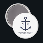Imã Casamento de Âncora Azul Marinho Náutico<br><div class="desc">Adicione um toque de na moda ao seu casamento náutico com este clássico favor de casamento da âncora azul marinho. Projetado com uma ilustração de âncora azul marinho, ele apresenta noiva personalizada e monograma de noivo, nome e data de casamento em uma fonte azul marinho em um fundo branco. Perfeito...</div>