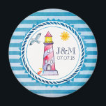 Imã Casamento de Farol de Corante de Água Striped Verm<br><div class="desc">Um imã de casamento com um tema náutico. Concebidos num padrão de risca azul e num quadro náutico circular em camadas superiores. Um farol listrado vermelho e uma bola de praia, com um sol sorridente e uma gaivota na distância posicionada dentro do quadro. Personalize com suas iniciais e data do...</div>