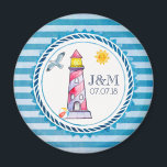 Imã Casamento de Farol de Corante de Água Striped Verm<br><div class="desc">Um imã de casamento com um tema náutico. Concebidos num padrão de risca azul e num quadro náutico circular em camadas superiores. Um farol listrado vermelho e uma bola de praia, com um sol sorridente e uma gaivota na distância posicionada dentro do quadro. Personalize com suas iniciais e data do...</div>