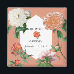 Imã Casamento de Flores de Pêonias Rosa-Pêssegos-Pinhe<br><div class="desc">Um belo pêssego de aquarela e design de casamento de peônias cor-de-rosa com moldura geométrica dourada sobre fundo de pêssego. Um design único que usa florais botânicos antigos em cor de pêssego e rosa. Um elegante pessegueiro e um design floral cor-de-rosa com um traço de verde. Um quadro geométrico de...</div>
