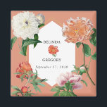 Imã Casamento de Flores de Pêonias Rosa-Pêssegos-Pinhe<br><div class="desc">Um belo pêssego de aquarela e design de casamento de peônias cor-de-rosa com moldura geométrica dourada sobre fundo de pêssego. Um design único que usa florais botânicos antigos em cor de pêssego e rosa. Um elegante pessegueiro e um design floral cor-de-rosa com um traço de verde. Um quadro geométrico de...</div>