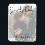 Ímã Casamento de Foto da Neve de inverno Salve o Cartã<br><div class="desc">Isto salva a design do cartão postal é perfeito para anunciar um inverno ou casamento de férias. A foto do casal é realçada com uma cobertura branca transparente e rodeada por uma moldura de flocos de neve brancos e macios. Criado pela imprensa simplesmente de farmácia.</div>